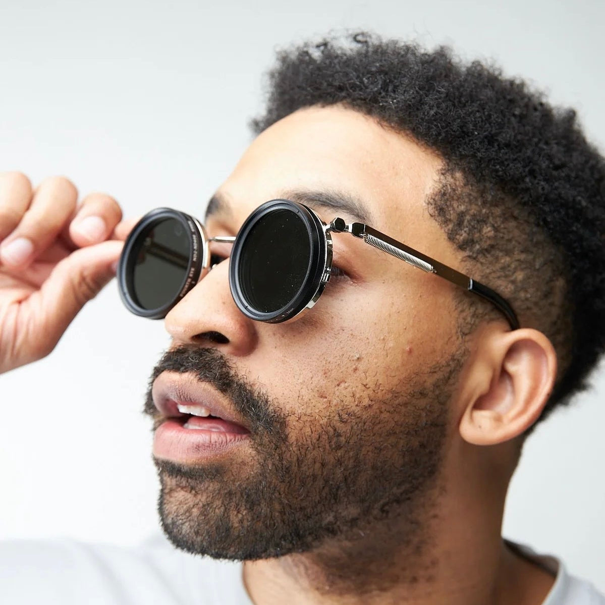 Occhiali a tinta regolabile vs. lenti fotocromatiche: qual è la vera differenza?